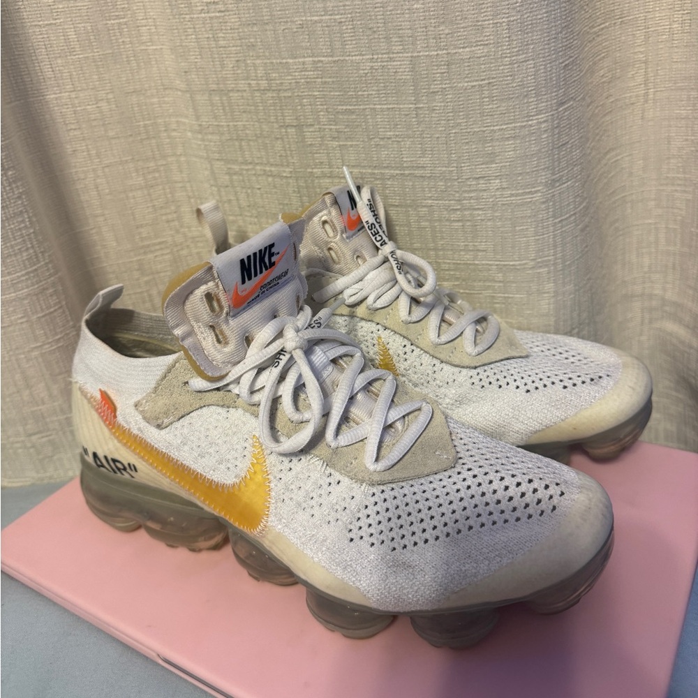 Nike off-white x air vapormax (men’s 6.5, fits a women’s 8)